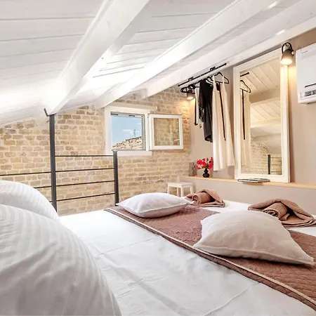 Art Loft Venetian Well Apartment